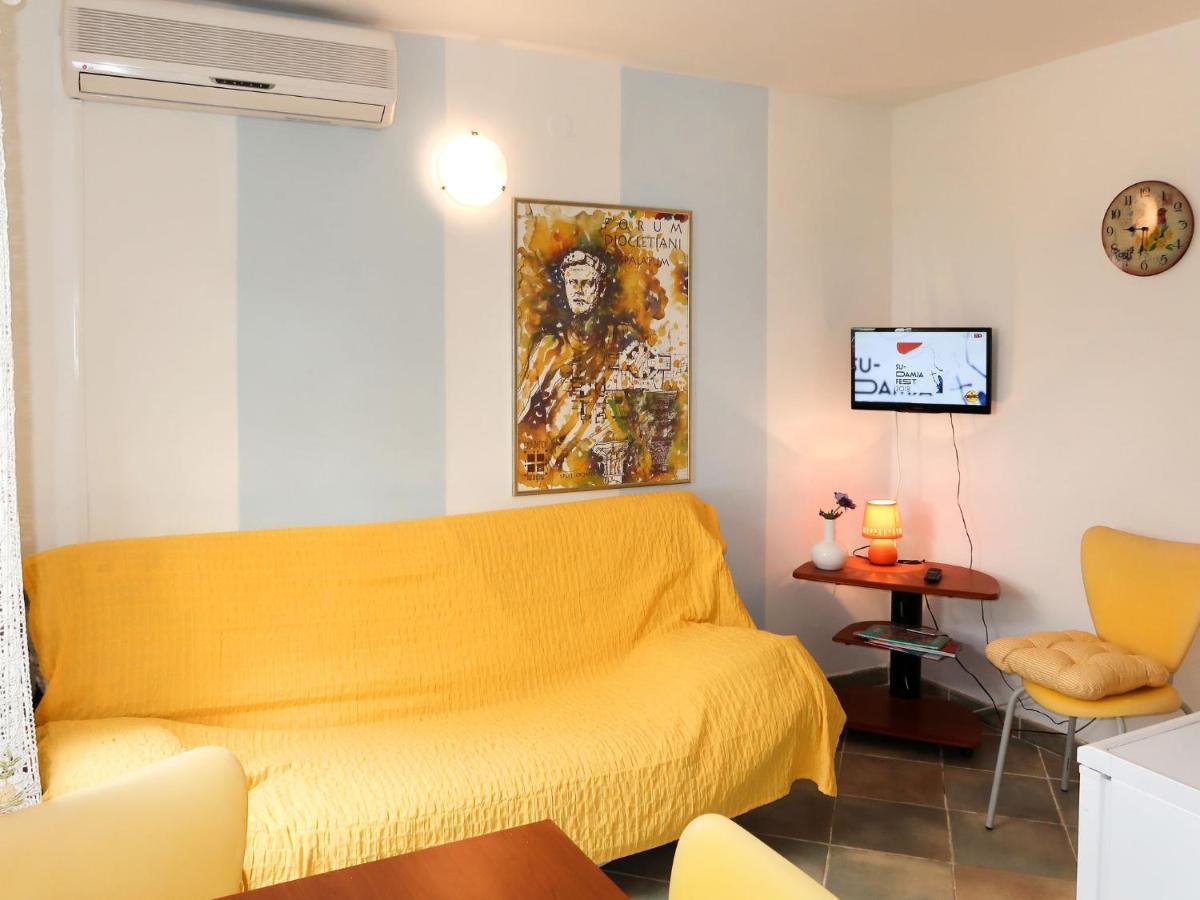 Holiday Home Garden Apartment - Brc650 By Interhome Sumartin Bagian luar foto